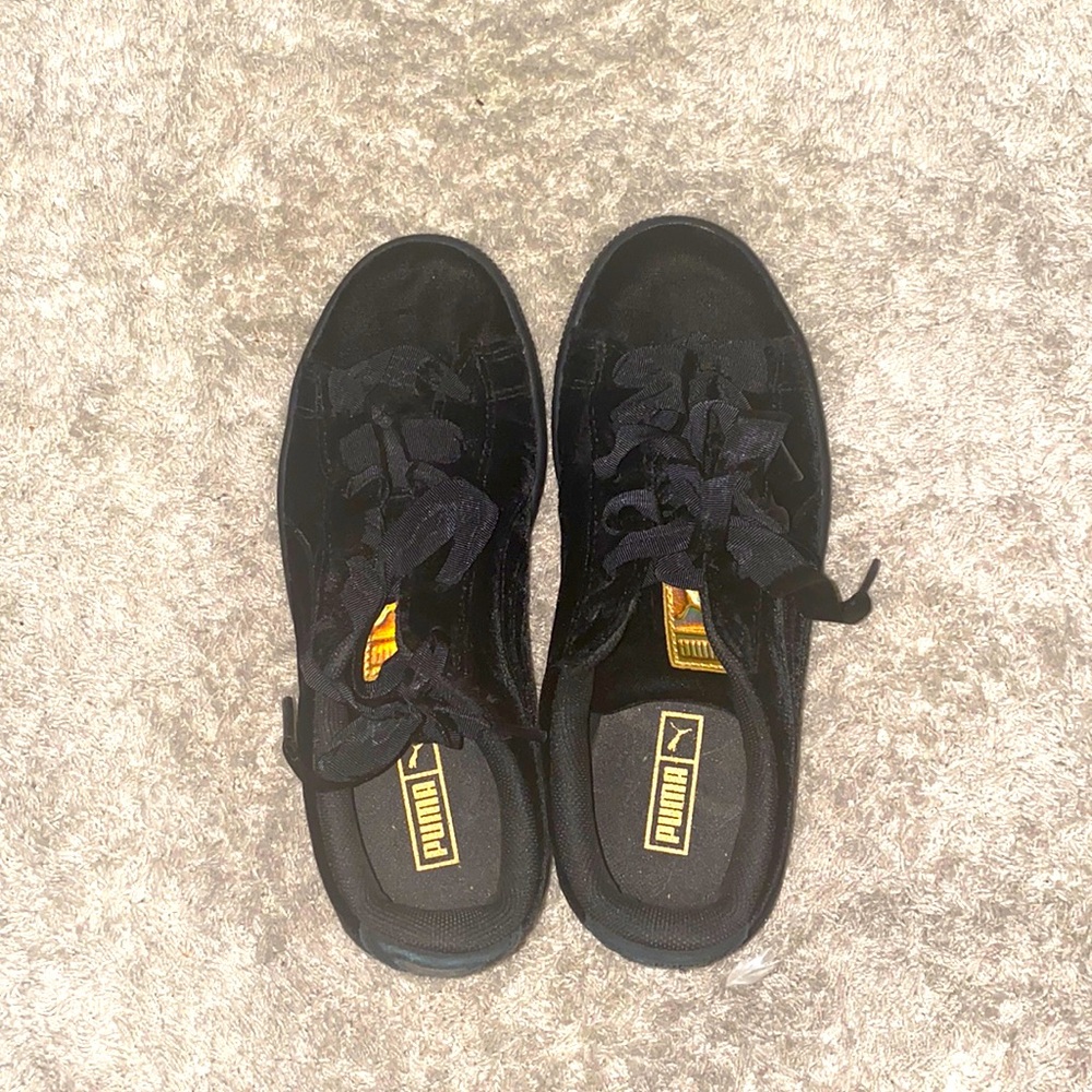 Black Puma sneakers size 4 in kids, worn once